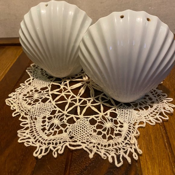 Vintage 1990's White Shell Salt & Pepper Shakers . - Picture 2 of 3